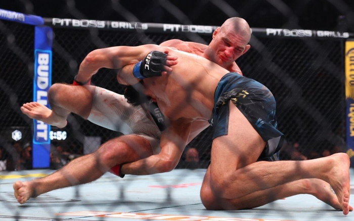 多宝体育app下载-送车臣狼王生涯首败！UFC328中量级冠军战：斯特里克兰爆冷夺冠|奇马耶夫|凯文·加内特|肖恩-斯特里克兰|坎扎特-奇马耶夫|白大拿_新浪体育_新浪新闻